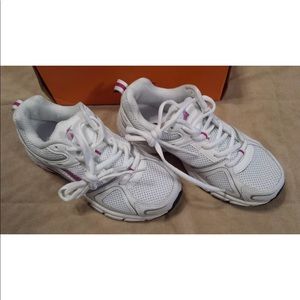 NIB Avía Woman’s Running Shoe. Size 6US